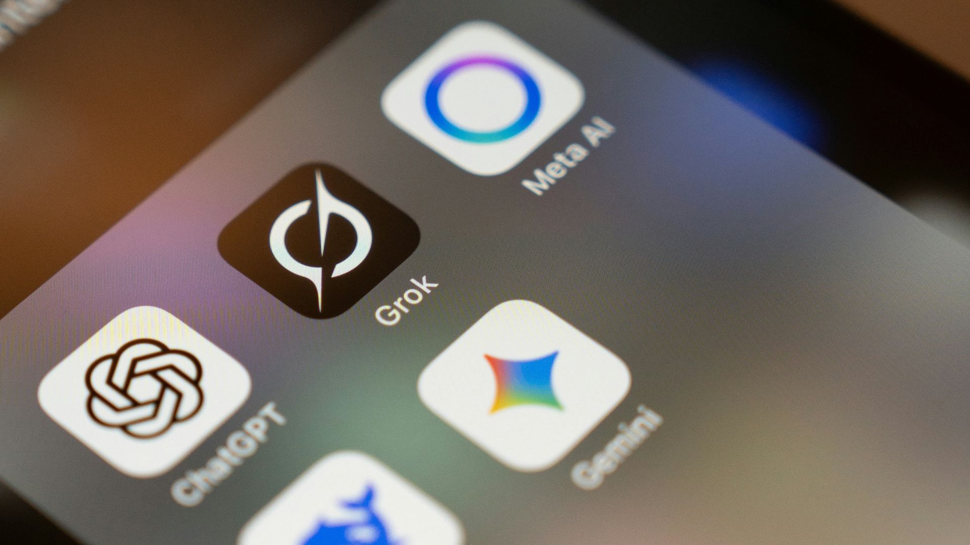 Gros plan sur un écran de smartphone : les icônes des assistants IA ChatGPT, Grok, Meta AI, Deepseek et Gemini